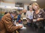 Reinhold Messner trpělivě podepisoval fanouškům své knihy – Pád nebes i Západní stěnu. Během hodiny a půl se dostalo na všechny zájemce o jeho autogram. Foto: Miroslav Hynšt