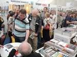 Fanoušci Miloslava Stingla čekající  na jeho autogram pak před stánkem našeho nakladatelství vytvořili dlouhou frontu.