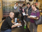 Někteří fanoušci se s jednou knihou k podpisu rozhodně nespokojili. Foto: Miroslav Hynšt