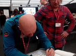 Martin Krejsa a fotograf Petr &quot;Pepe&quot; Piechowicz podepisují fanouškům knihu Navždy první.