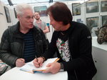 Bruno Baumann v družném hovoru s fanouškem při autogramiádě na WorldFilmu.