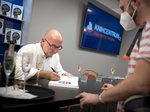 Miroslav Bárta podepisuje čtenářům svoji novou knihu Sedm zákonů.Foto: Knihcentrum