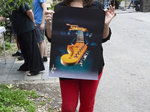 Kateřina Dubská s plakátem Hendrixovy kytary.