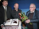 Při příležitosti křtu popřál za Nakladatelství Jota obchodní ředitel Martin Troják panu Stinglovi k 80tým narozeninám. Foto: Jiří Štika