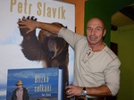 Fotograf divočiny Petr Slavík s medvědem Adamem.Foto: Anna Peckoá