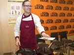 Šéfkuchař Petr Ocknecht servíroval smažené cvrčky a potemníky. Foto: Hynšt